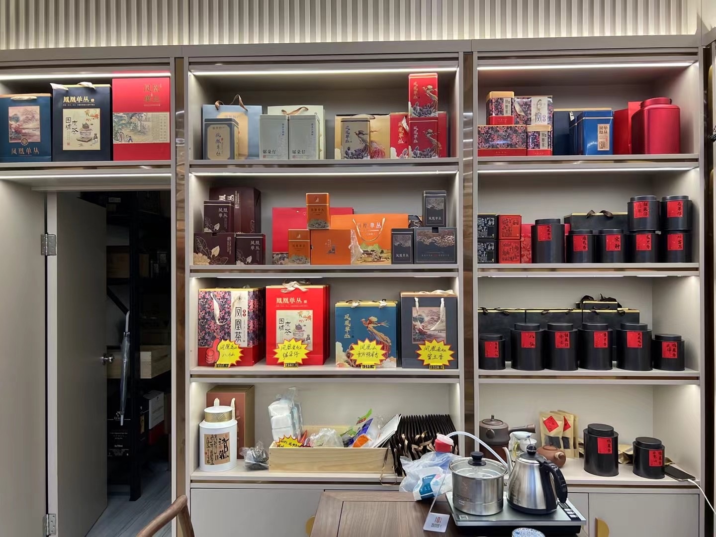 一站式烟酒茶柜定制+店铺改造，九揽全心服务助力商户创业无忧